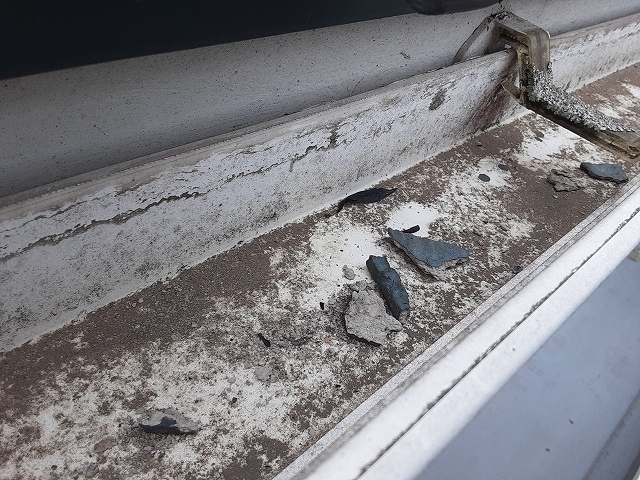 雨どいに落ちたノンアスベストのスレート材